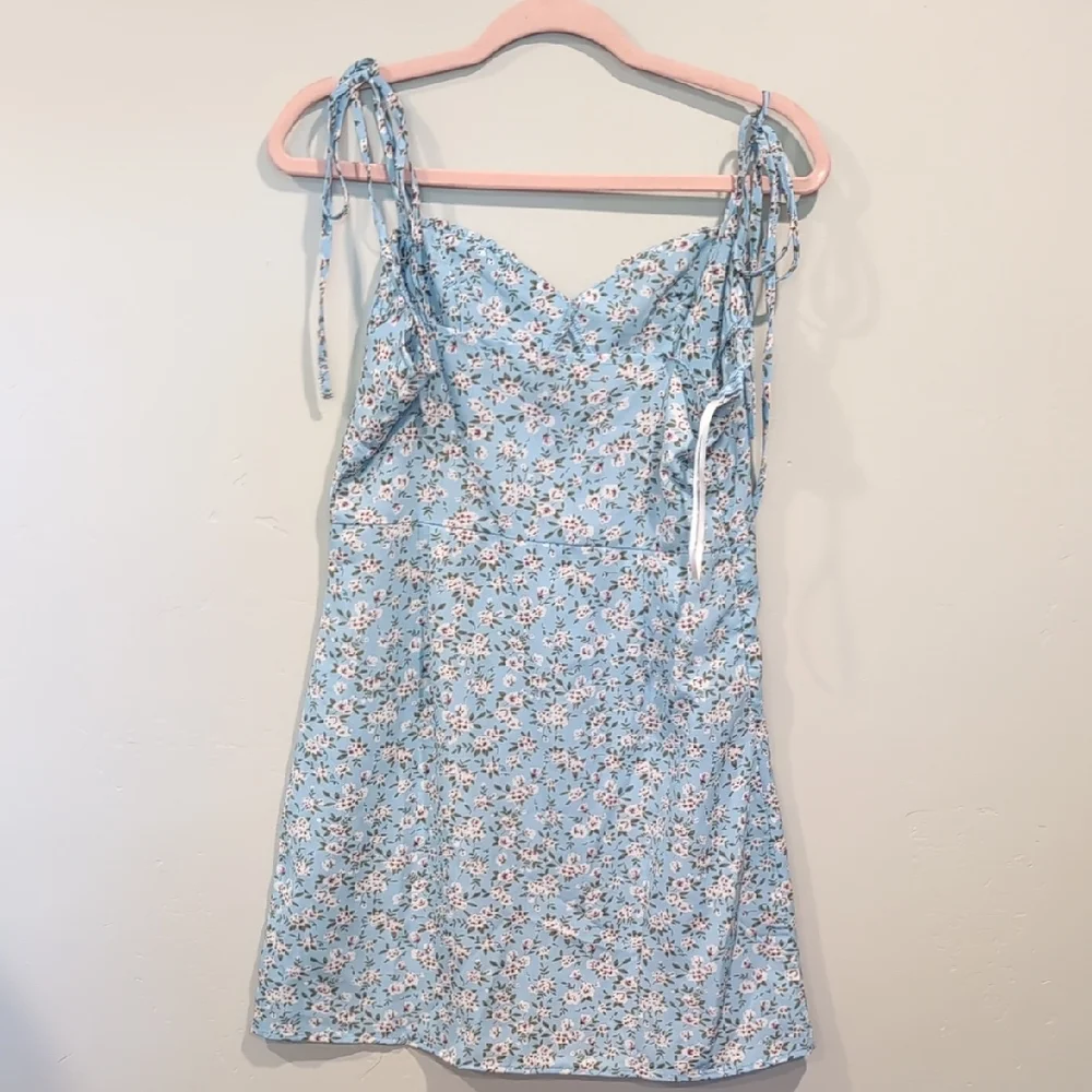 SHEIN Light Blue And White Floral Print Sweetheart Neckline Tie Strap Mini Dress